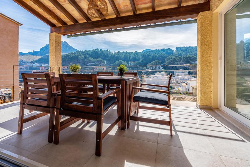 Blick von der großen überdachten Terrasse