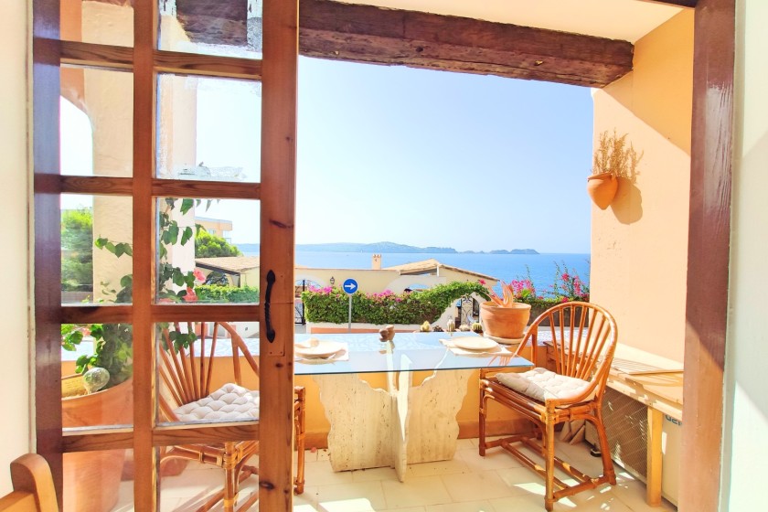 Die Meerblickterrasse am Wohnbereich