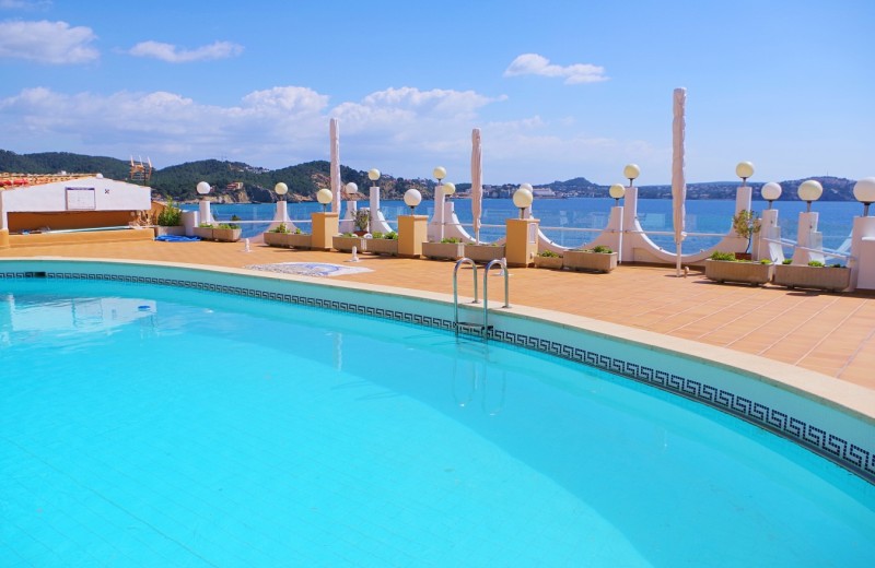 Der Gemeinschaftspool direkt am Meer